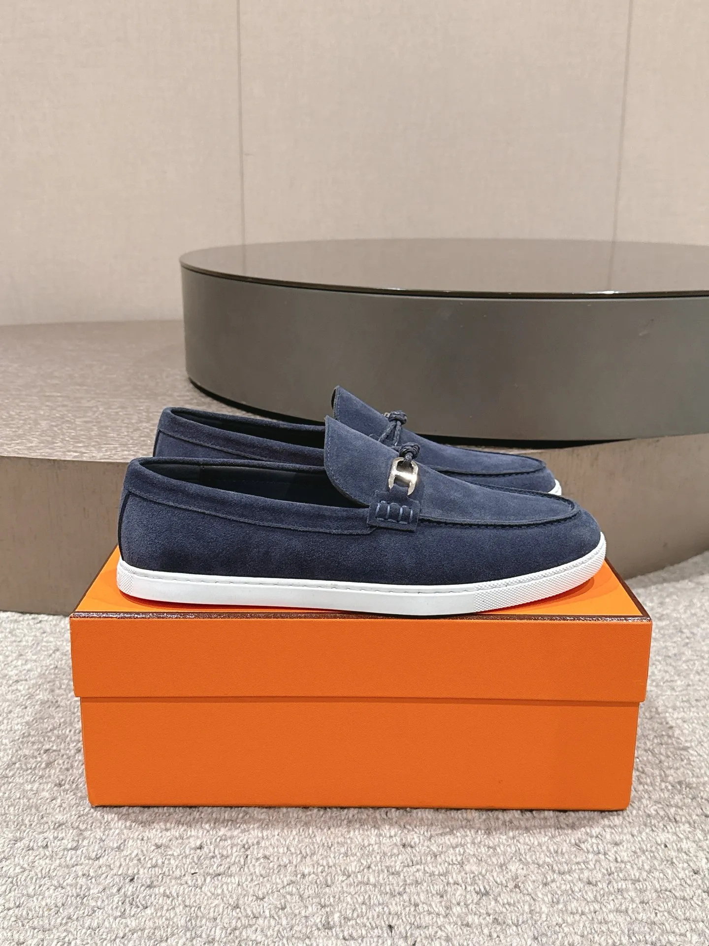 【ΗERMES】 P:540💰 Size: 39-45 (45.46. Customized) Hermes Men's Slip-on Loafers Lgnacio Series Couple's Loafers Casual Sports Shoes Original Purchase Development Made Goods This calfskin loafer is decorated with leather braiding and "Chaine d'Ancre" buckle. Fashionable nautical style loafers, ideal for land and seaside. Exquisite packaging at the delivery counter 🛍📦 Fabric: Original customized imported first-layer cowhide/cow suede Lining: Imported soft cowhide lining Sole: Original molded non-slip TPU material Bottom thickness: 2CM